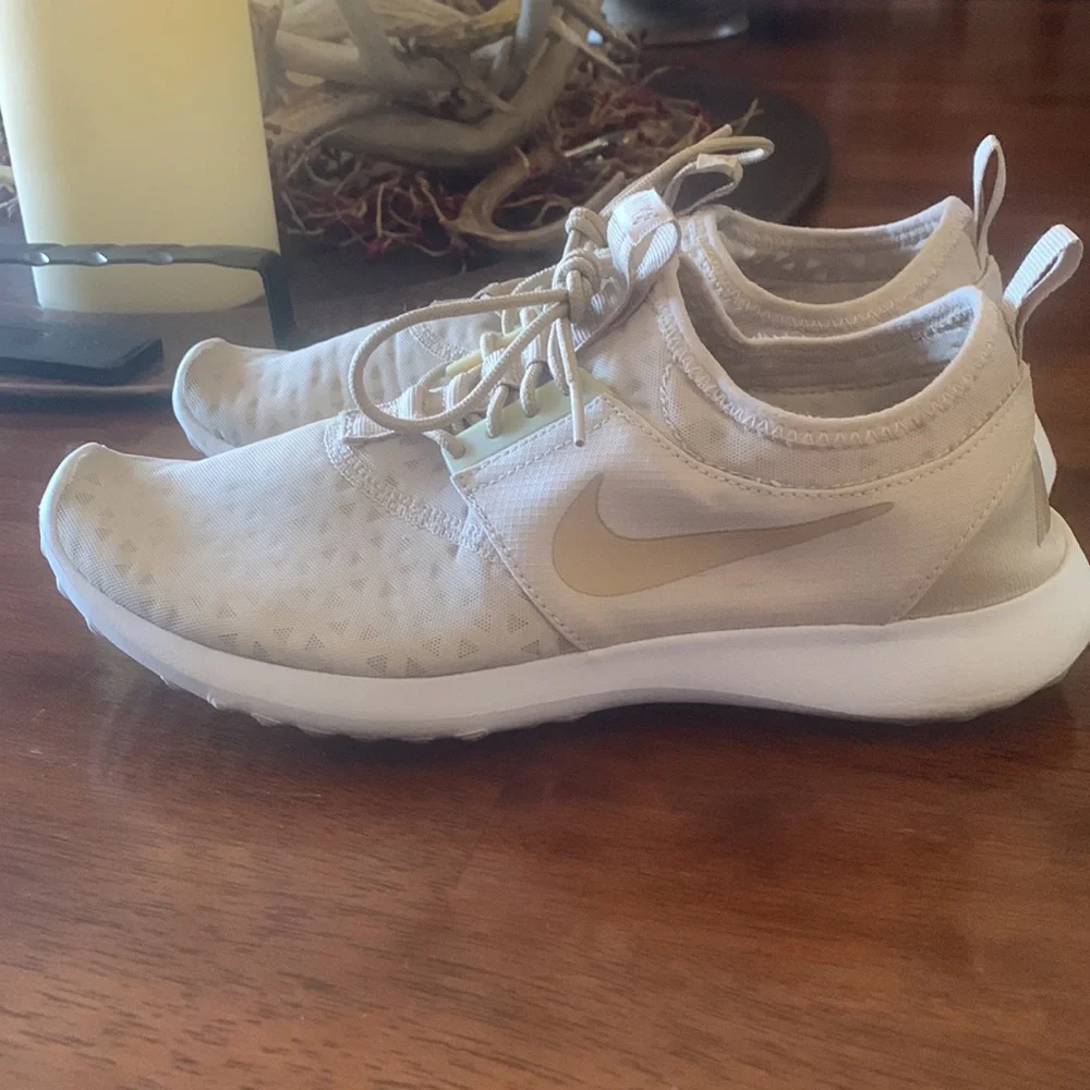 NIKE RUNNING SHOES WOMENS SIZE 9.5 IVORY CREAM COLOR HARD TO FIND